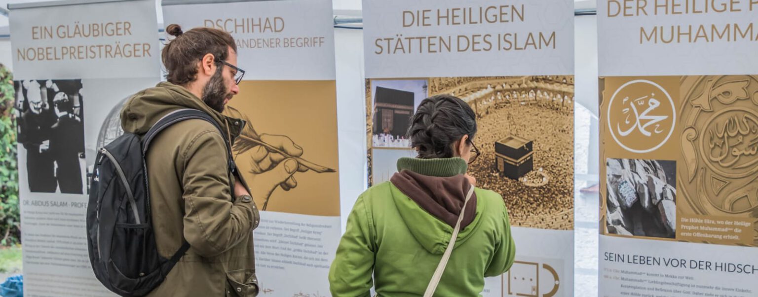 Innere Ansicht der Fazle-Omar Moschee mit Gebetsteppichen