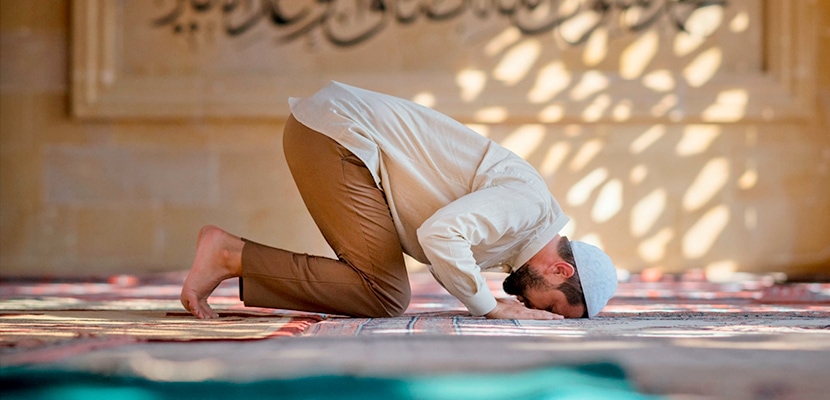 Muslimische Gemeinde beim gemeinsamen Gebet in der Moschee